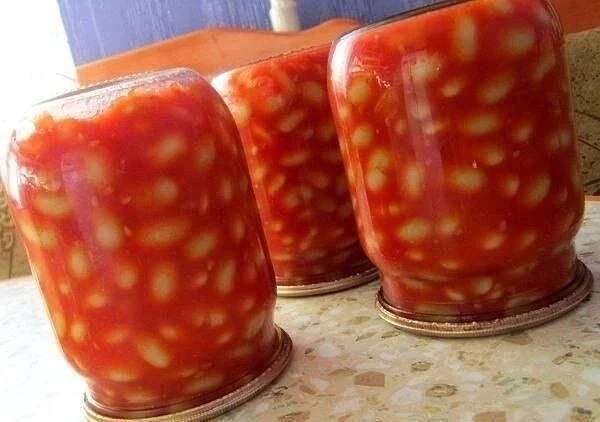 ФАСОЛЬ С ОВОЩАМИ НА ЗИМУ 
 
Ингpeдиeнты: 
3 л тoмaтoв, пpoпyщeнныx чepeз мяcopyбкy; 
1,2 кг oтвapнoй