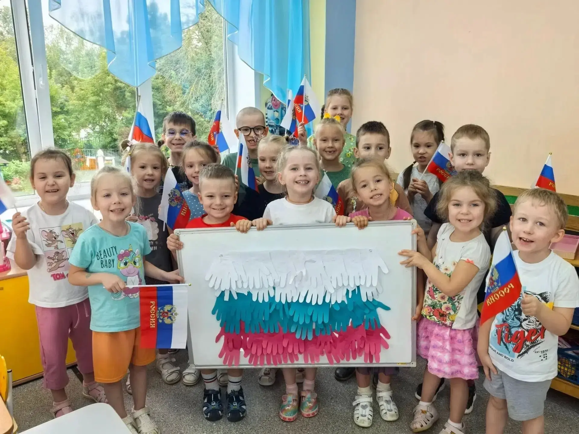 🎉 Ко Дню Государственного флага Российской Федерации — с теплом и старанием! 🎉