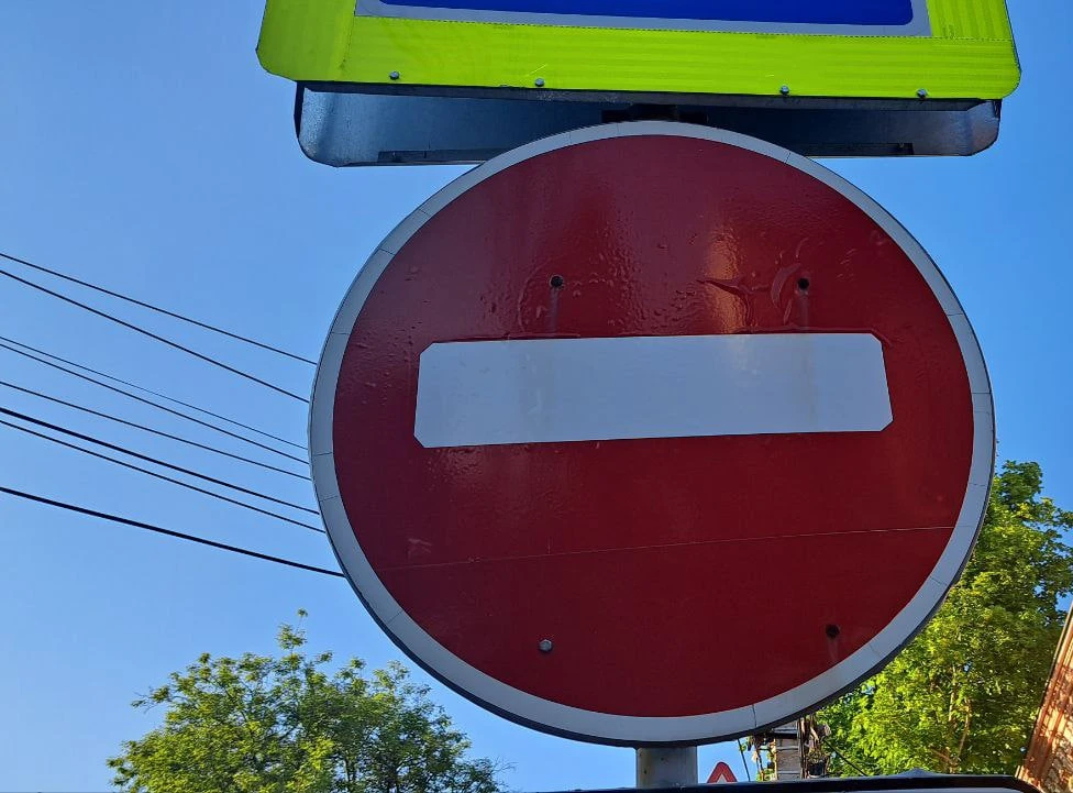 В Курске ограничили движение транспорта на двух участках