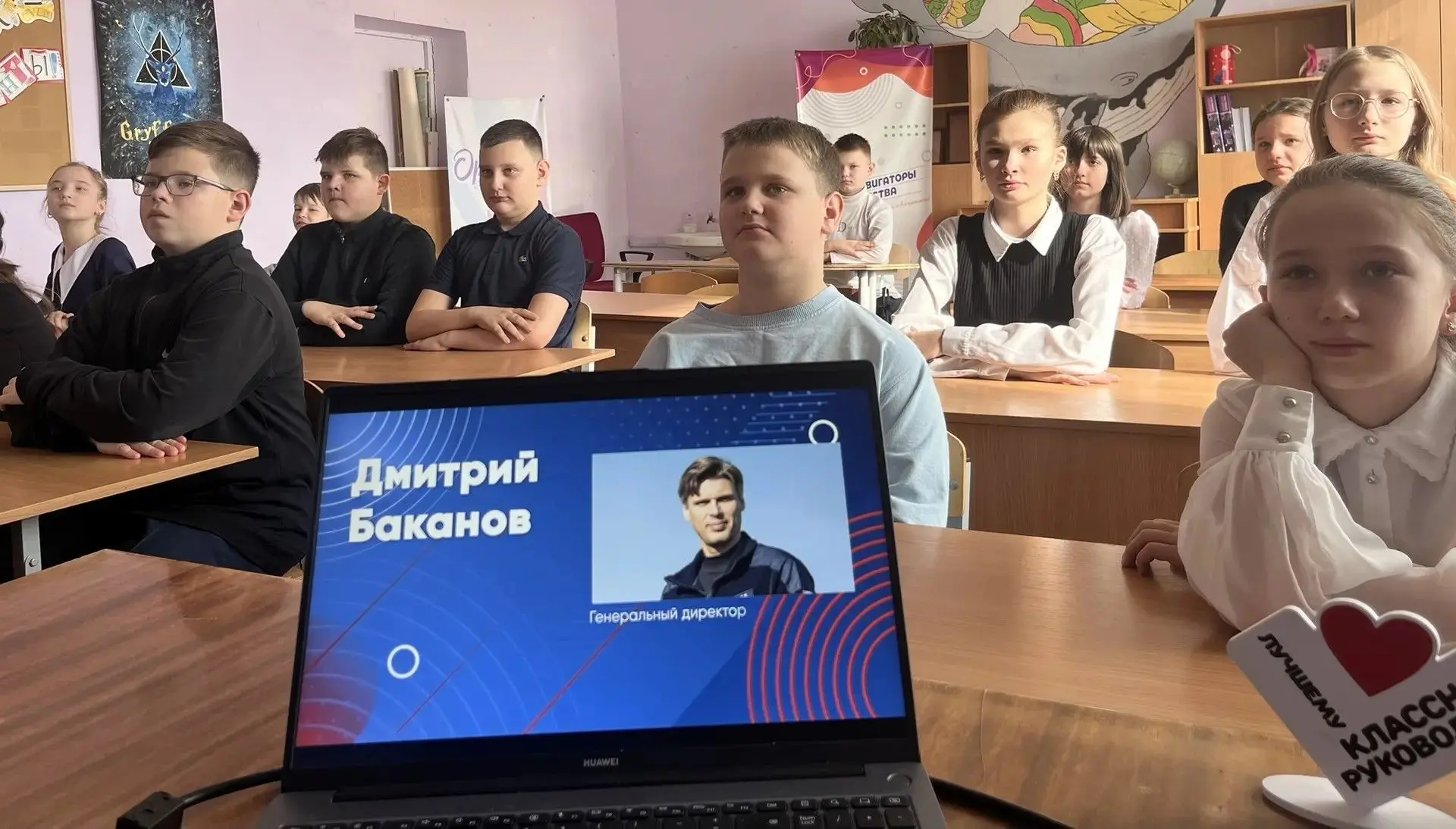 ⚡️📝РАЗГОВОРЫ О ВАЖНОМ  🇷🇺 Утро понедельника в школах Каширы традиционно началось с торжественной лин