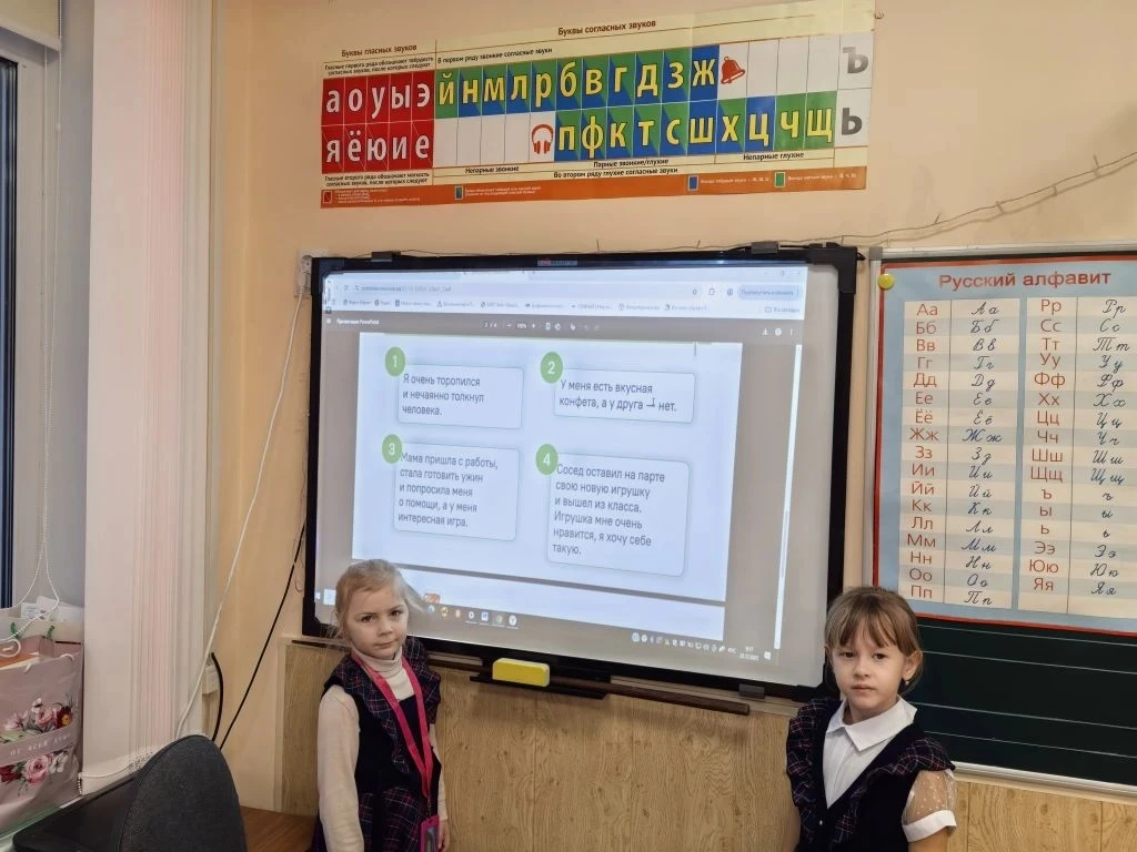 🇷🇺Заключительная учебная неделя второй четверти началась с подъема российского триколора и исполнени
