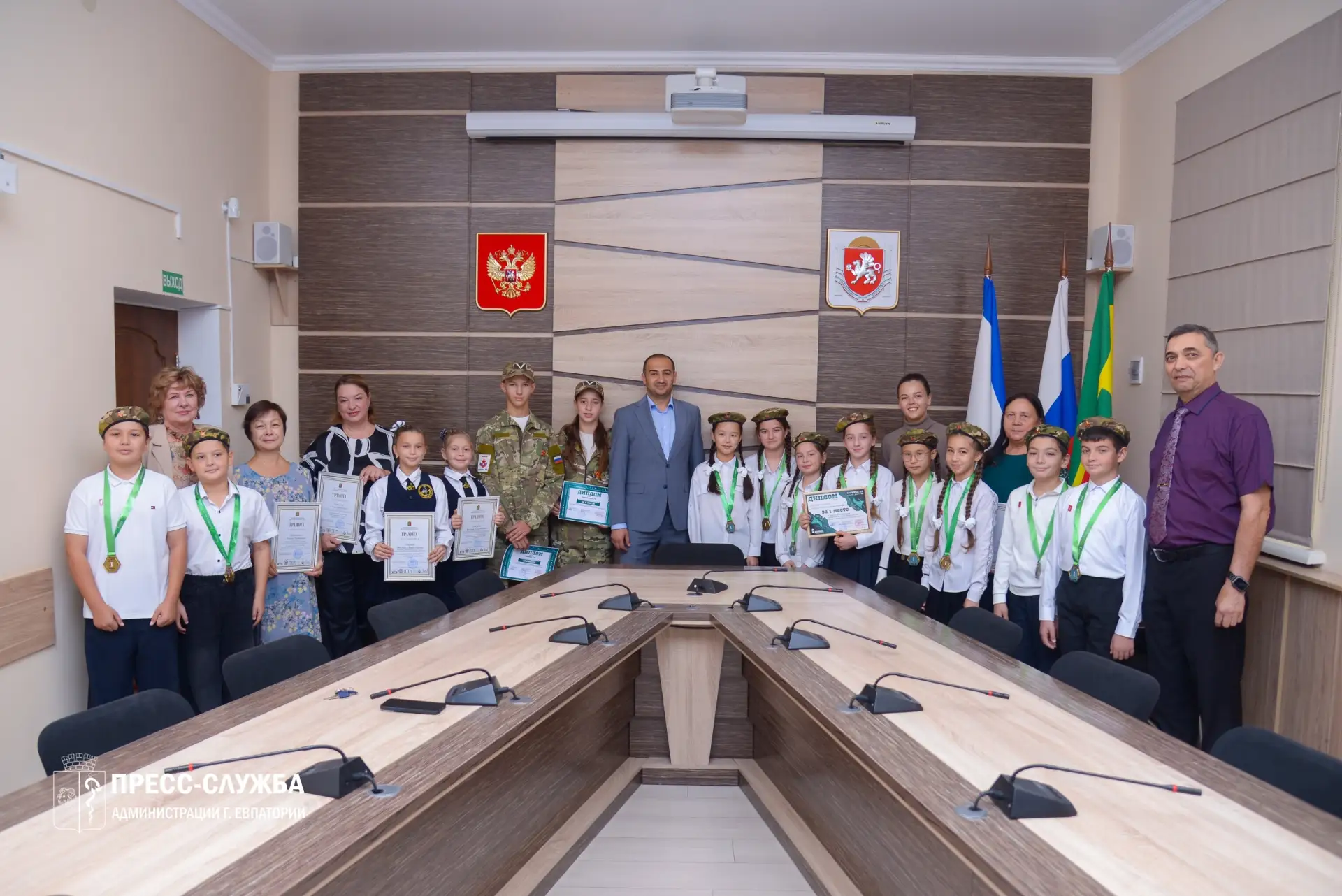 Евпаторийские школьники стали победителями и призёрами различных соревнований.