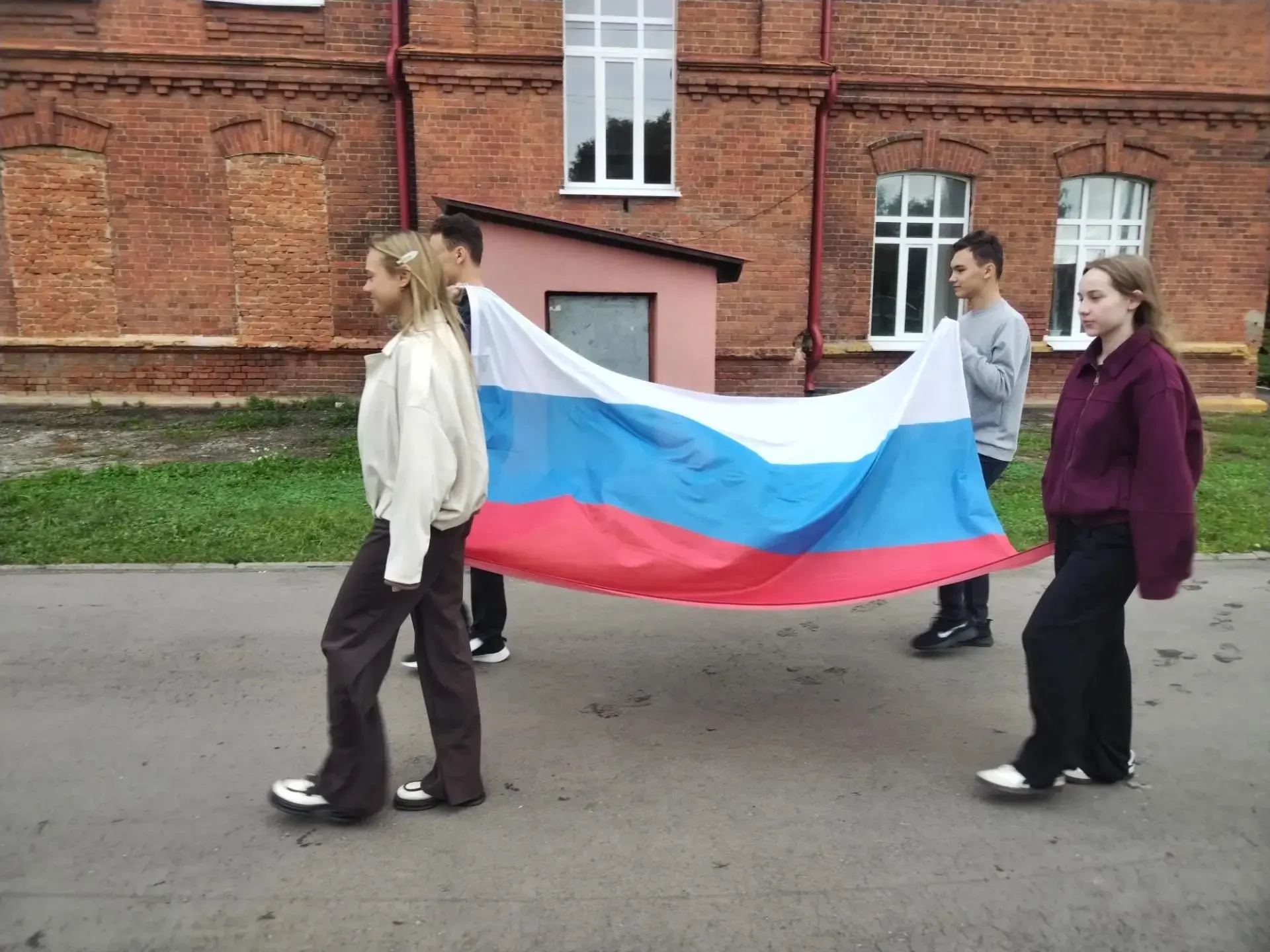 🎓Утро понедельника: традиции, память и великие имена!