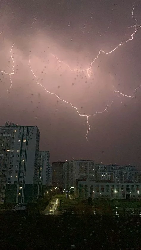 В Республике Хакасия 10 июня 2026 года местами ожидаются:
• грозы 🌩️;
• шквалистые усиления ветра д