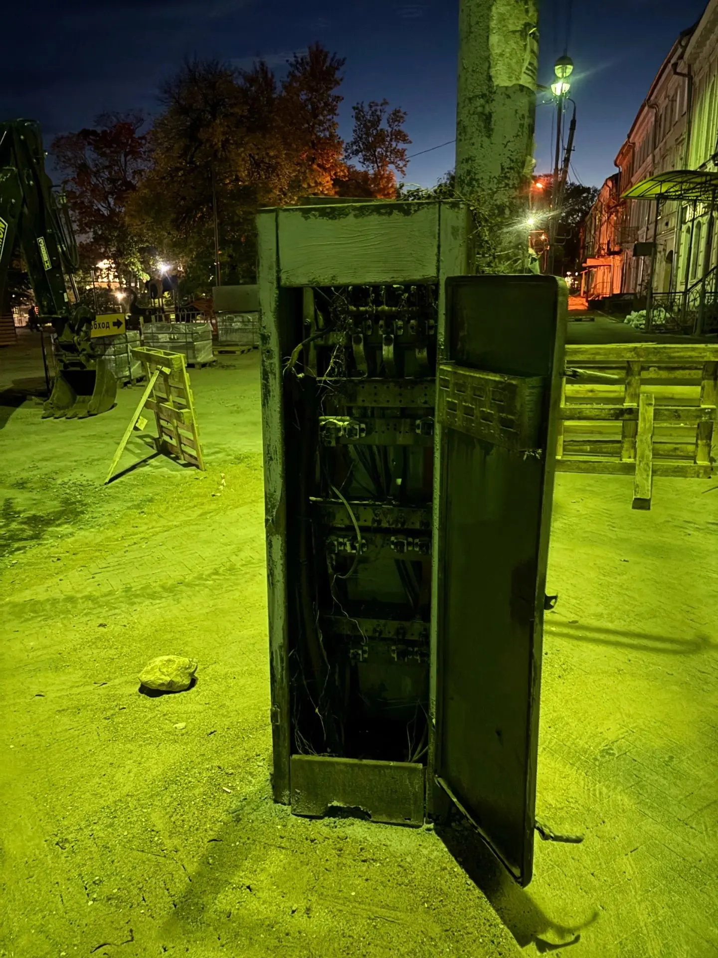 Здравствуйте, в центре перед детской площадкой, все электричество в открытом виде, ребе...
