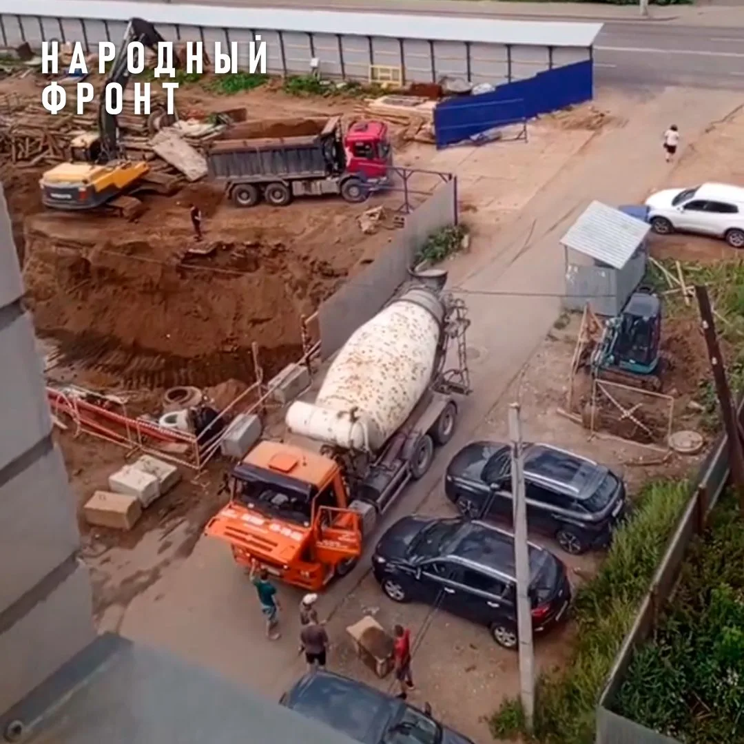 Застройщик не дает жильцам двух многоквартирных домов попасть домой.

Речь о домах на Гороховской, 8
