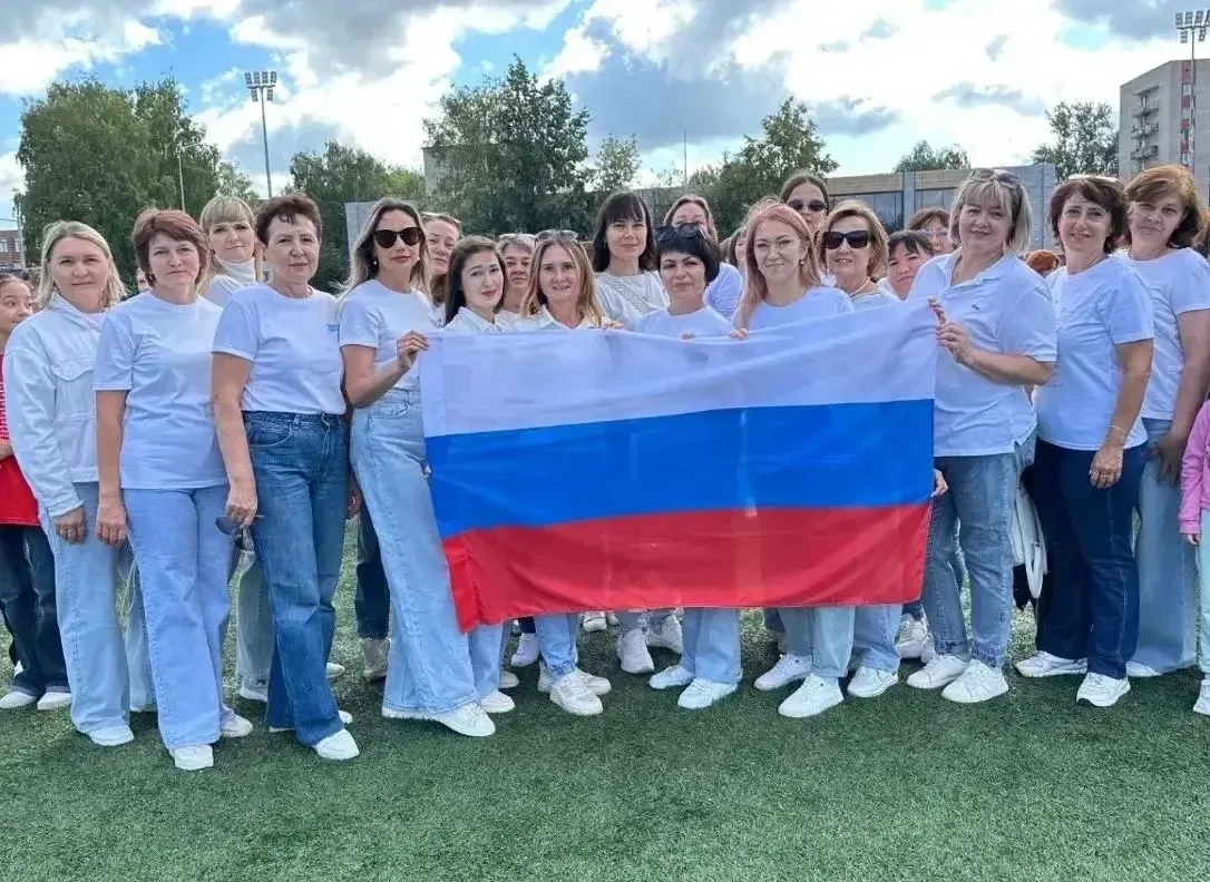 🇷🇺 Флаг России — это символ нашего единства, гордости и силы!В Нижнекамске на террито...