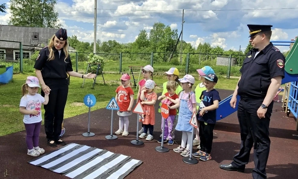🚥Для воспитанников детского сада «Ёлочка» города Западная Двина прошло обучающее занятие
 
📌Сотруд