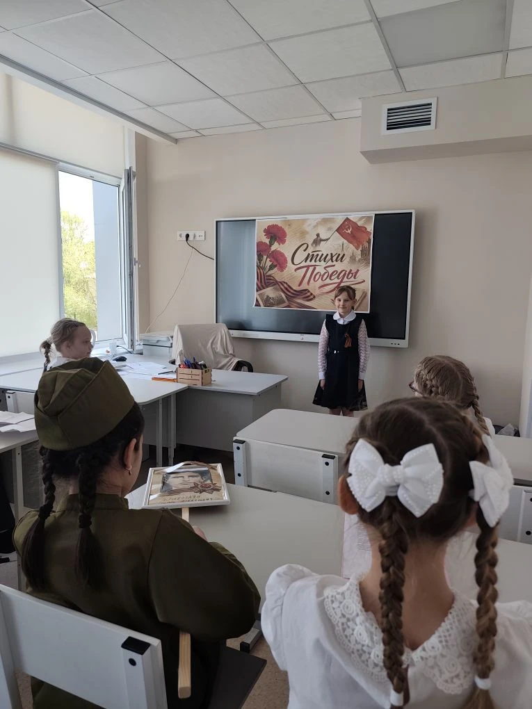 📖 В канун Дня Победы советник директора по воспитанию провела школьную акцию «Стихи Победы».  🕯️ В у