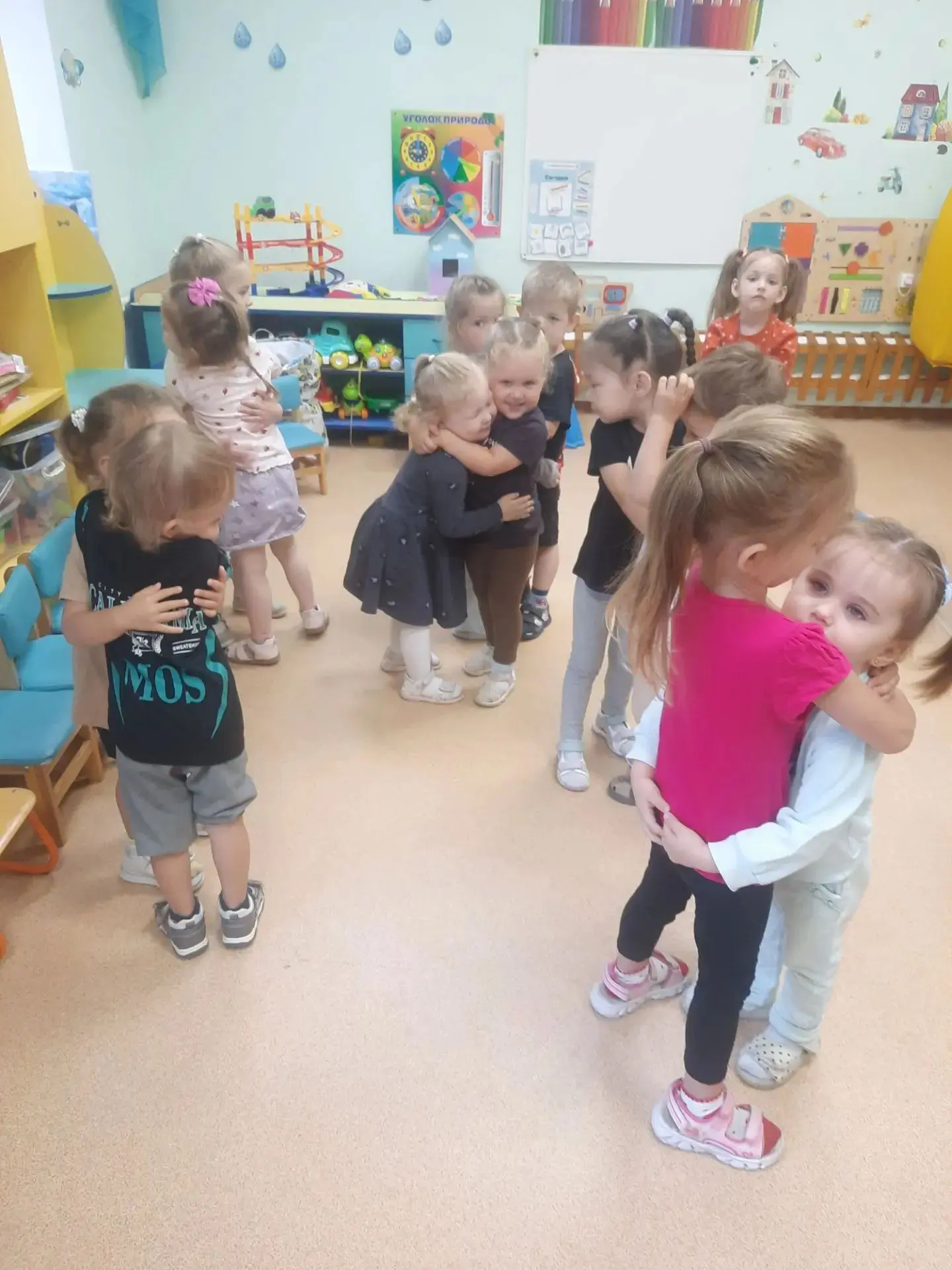 В 1младшей группе прошло коллективное рисование ладошками "Дерево дружбы". Это творчество объединяет