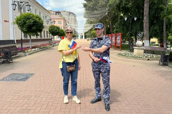🇷🇺 В Карачаево-Черкесии в рамках всероссийской акции «Цвета России» росгвардейцы позд...