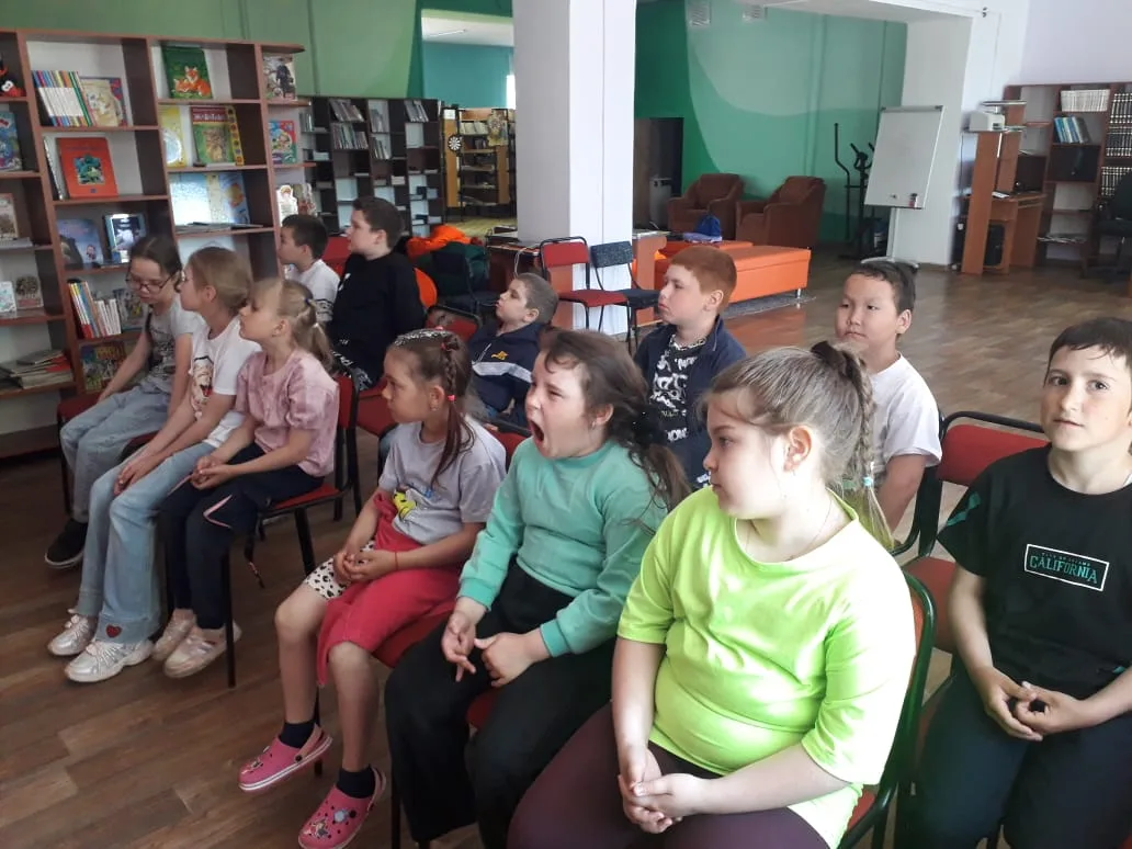 Сегодня дети, которые посещают наш летний оздоровительный лагерь, побывали в детской библиотеке на у
