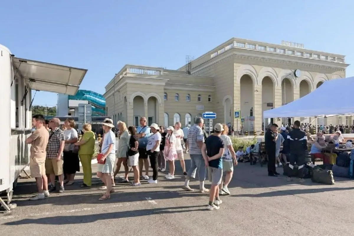 Путешествующим липчанам: в Керчи развернули шатры для ожидающих на привокзальной площади