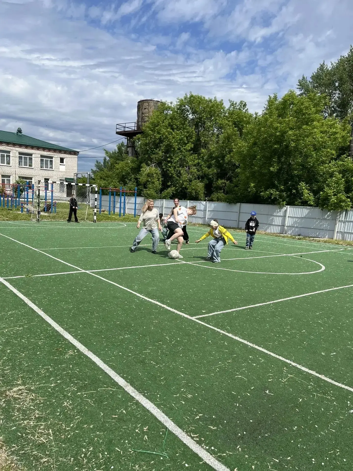 4 июня в СРЦН прошёл дружеский футбольный матч, в котором приняли участие дети и сотрудники центра.
