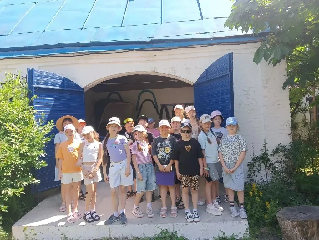 Яркие моменты из жизни лагеря «Палитра» ☀️

Воспитанники лагеря отправились в город Аксай, где посет