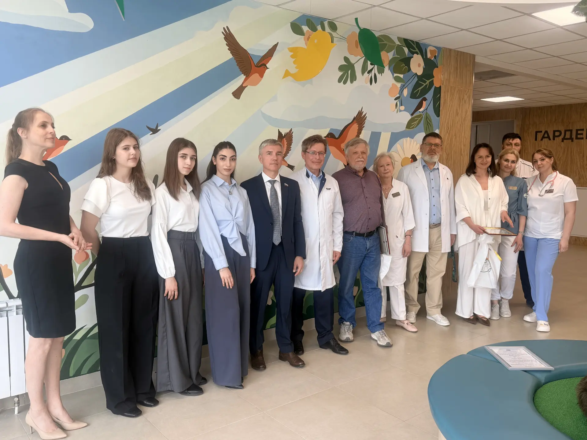 Студенты и преподаватели Воронежского художественного училища им. Н.Н. Ге красочно оформили стену в 