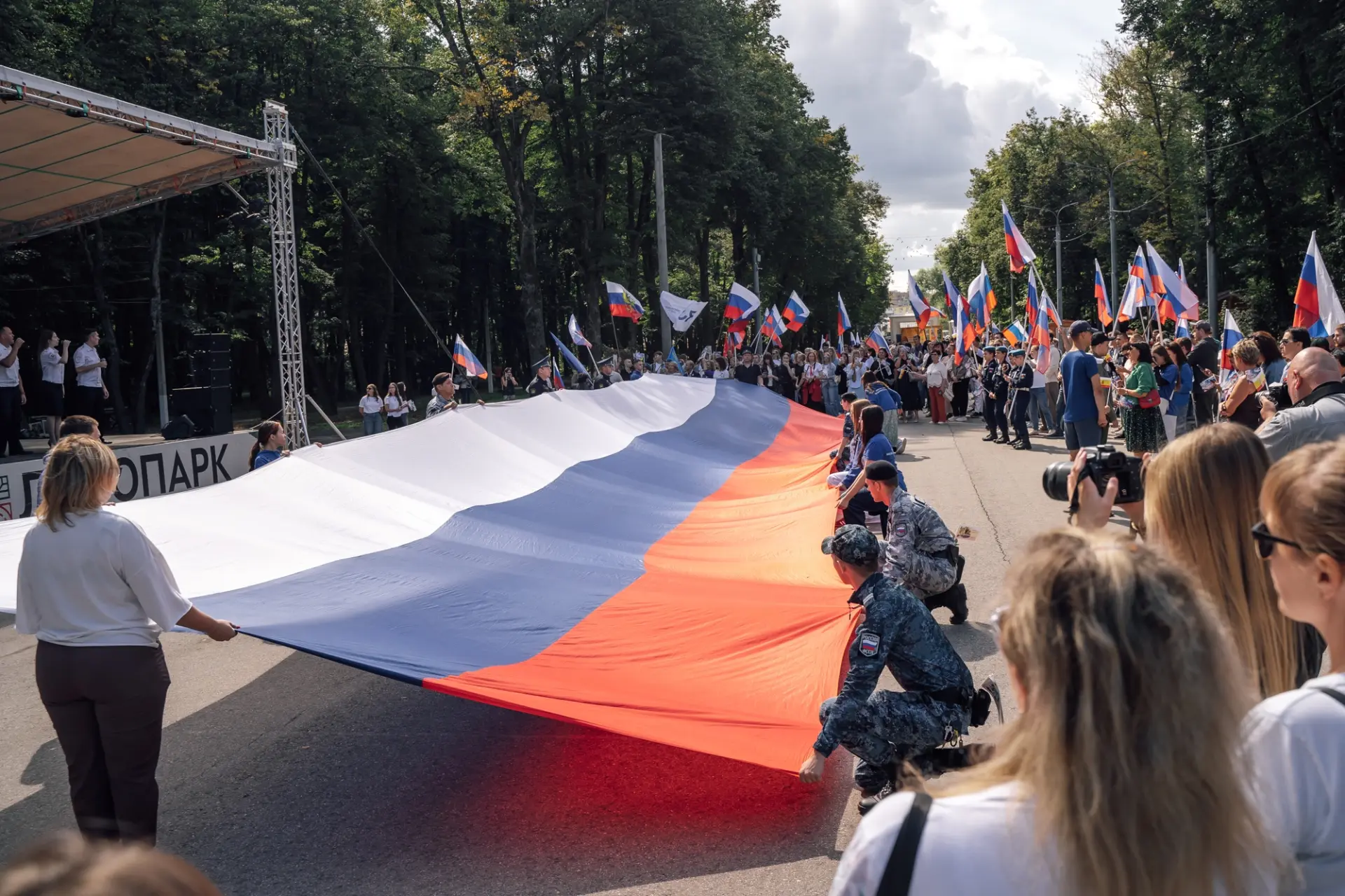В Рязани развернули 30-метровый российский триколор в честь Дня государственного флага