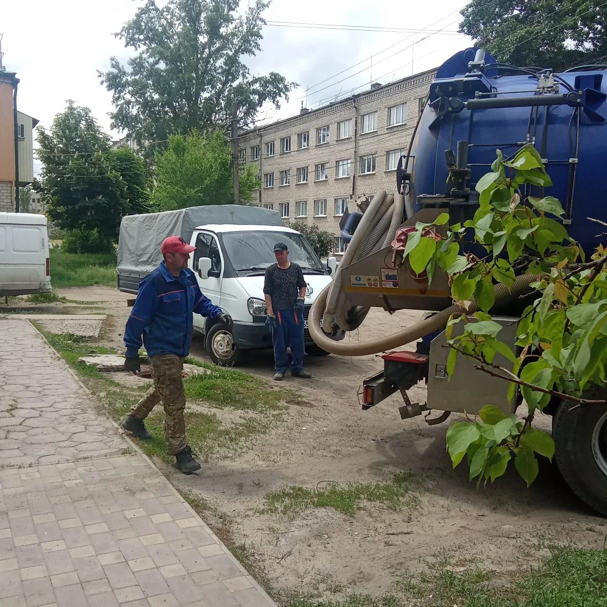 🛠️ Работа сетей водоотведения: итоги недели и важные напоминания  Работники МБУ Центр "Благоустройст