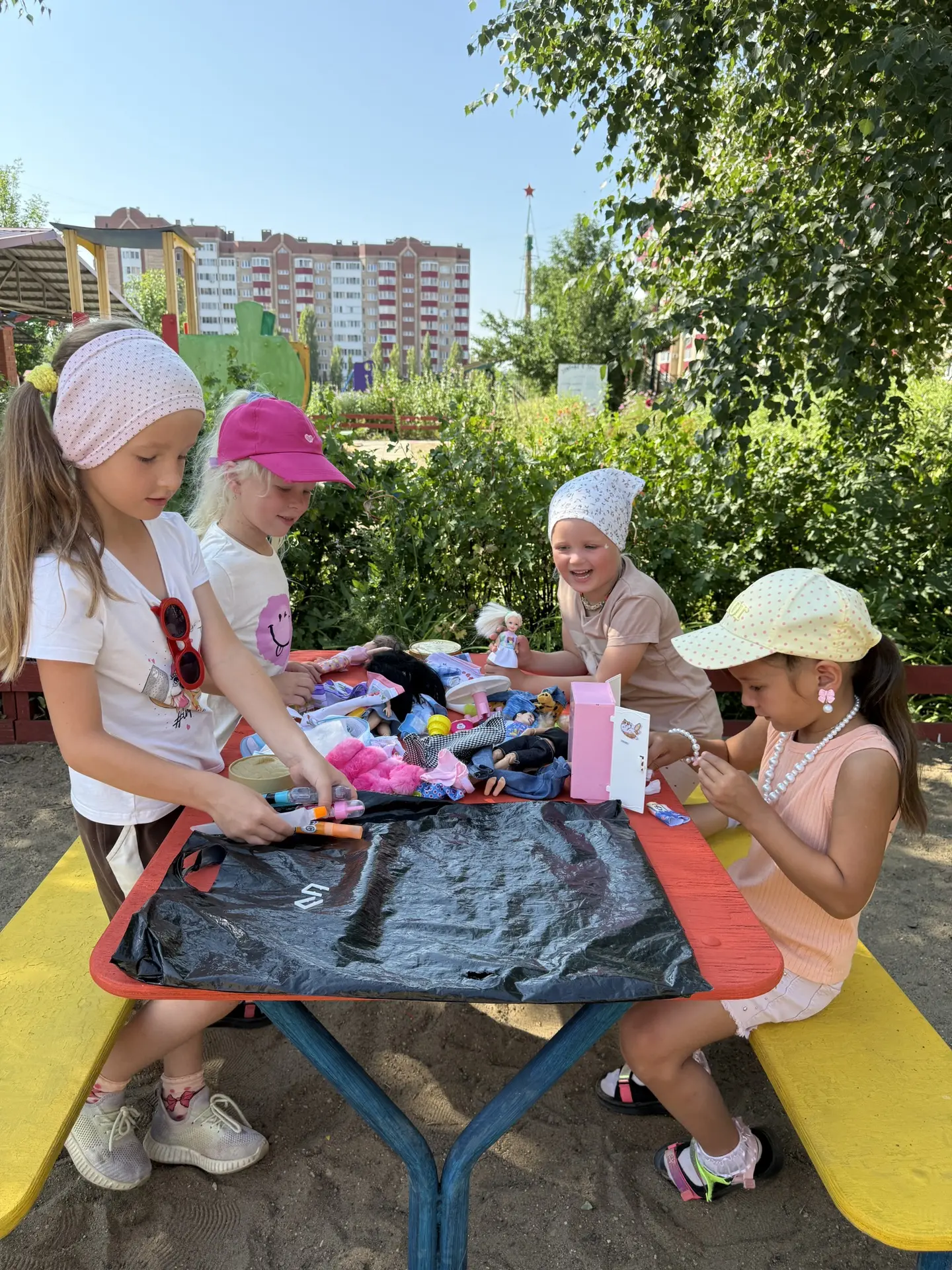 Летняя прогулка в детском саду — это не просто смена обстановки, а целый мир для развития и радости.