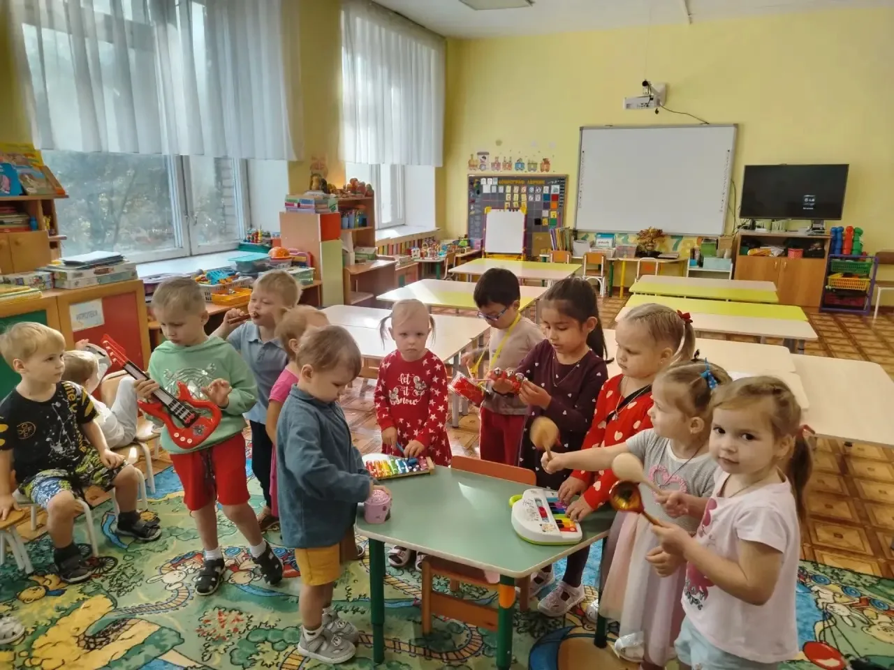 Сегодня Международный день музыки!  И ребята из 4 группы узнали о том, что музыка вокру...