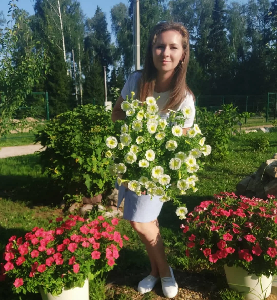 Кто не успел посеять петунии, вы ещё успеваете. Зацветут в конце мая начале июня.