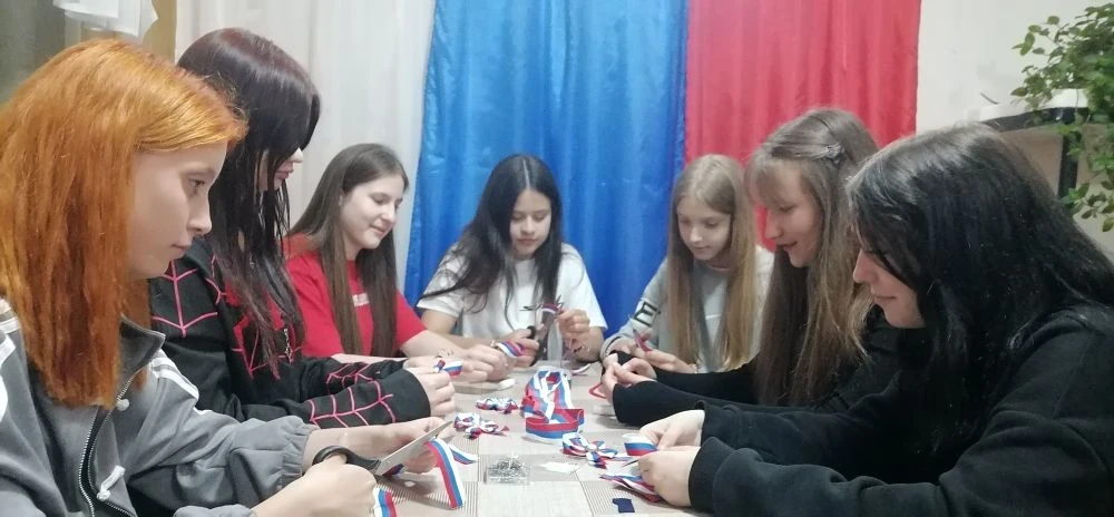 Мастер-класс по изготовлению броши ко Дню России

В рамках проекта Пушкинская карта  06.06.25 года в