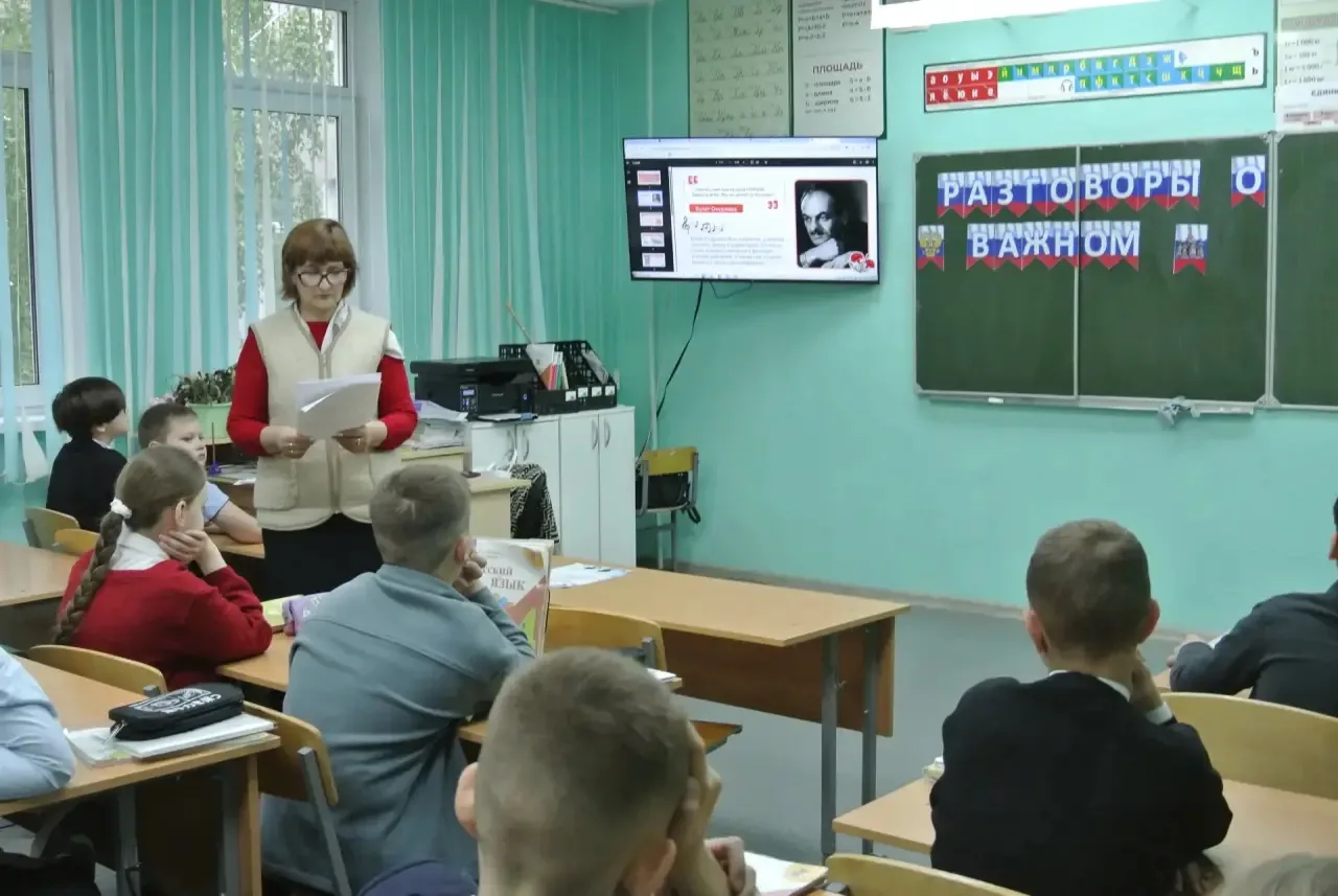 🔔 Утро понедельника, 4 мая 2026 года, в нашей школе началось с традиционной торжественной линейки, п