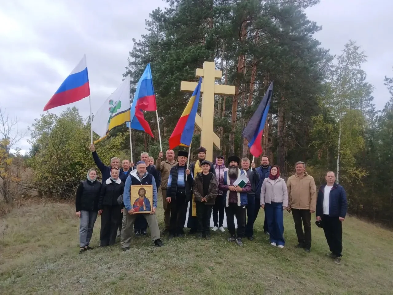 Крест — воплощение веры в спасение через Христа и духовной победы над злом.