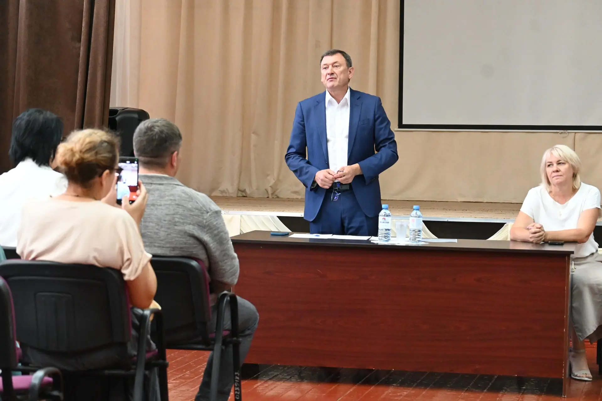 21 августа глава Вольского района Сергей Егоров провел встречу с жителями микрорайона П...