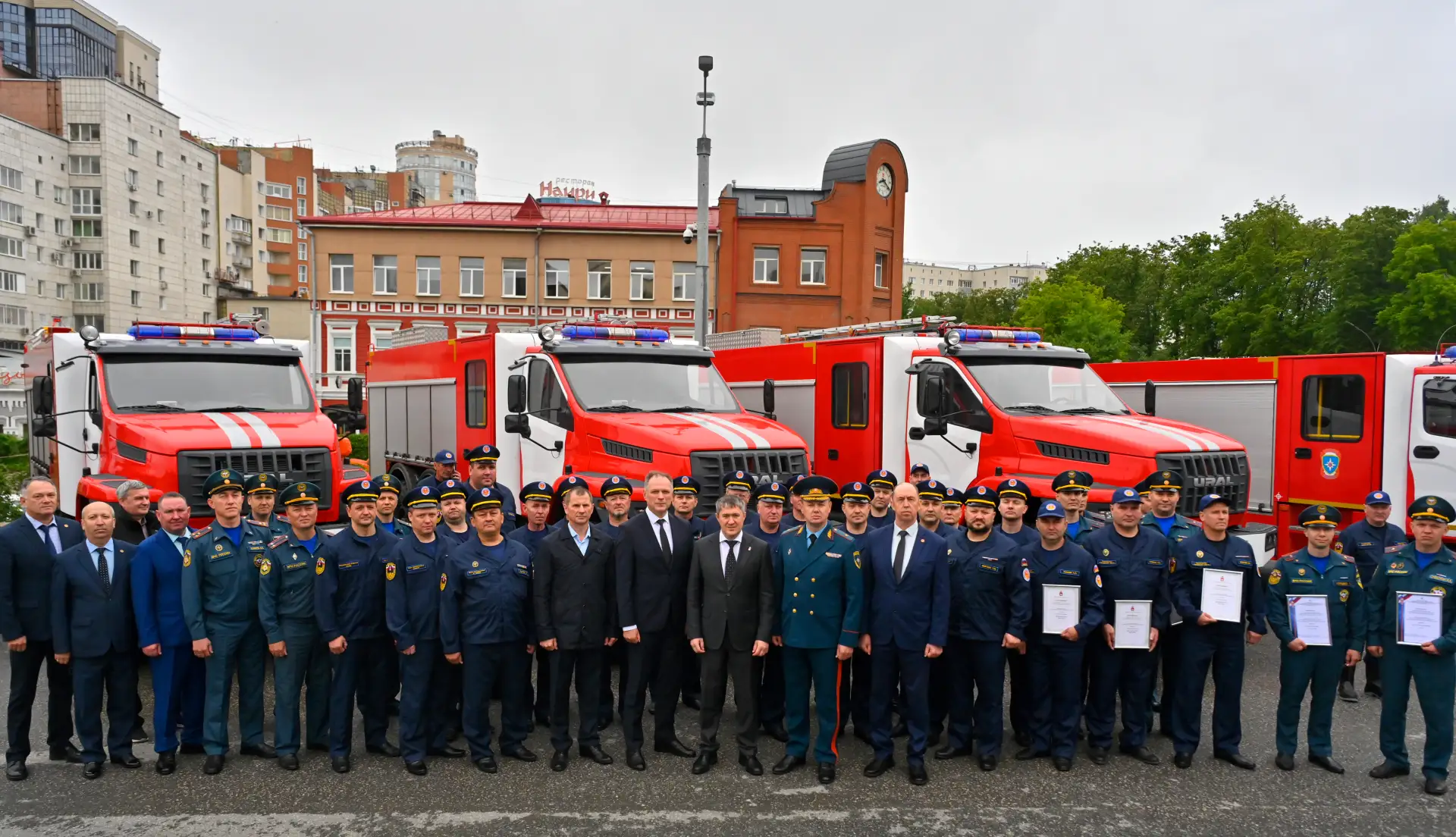 Вручил ключи от новой пожарной техники нашим доблестным огнеборцам