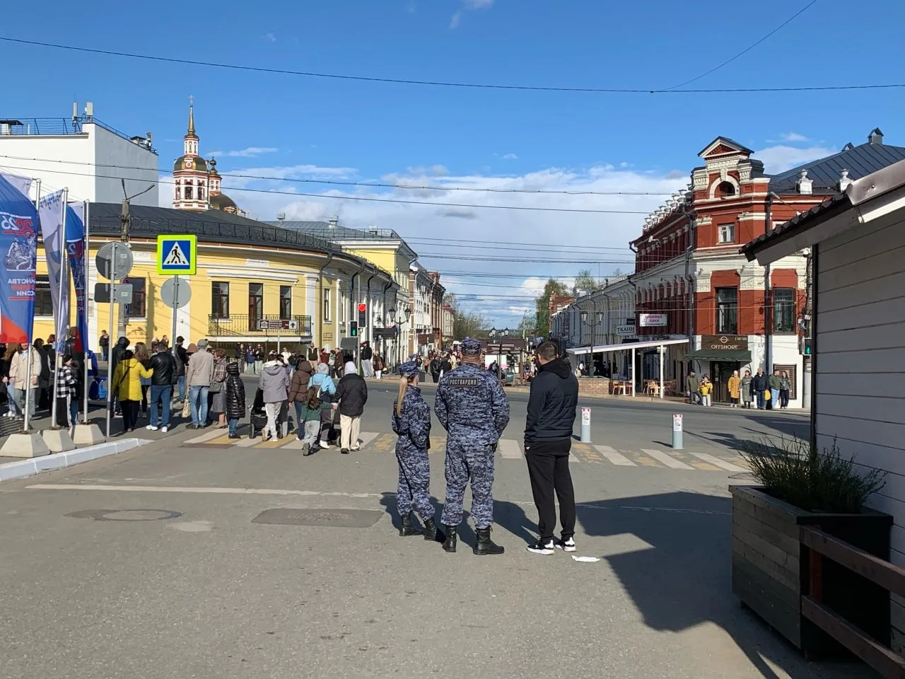 В Кирове сотрудники Росгвардии ночью обнаружили мужчину без сознания на проезжей части ...