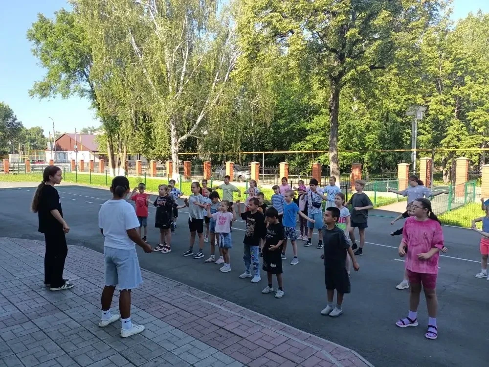 Сегодняшний день в лагере назывался «В мире профессий». ☀️
Утро началось с бодрой зарядки, которая н