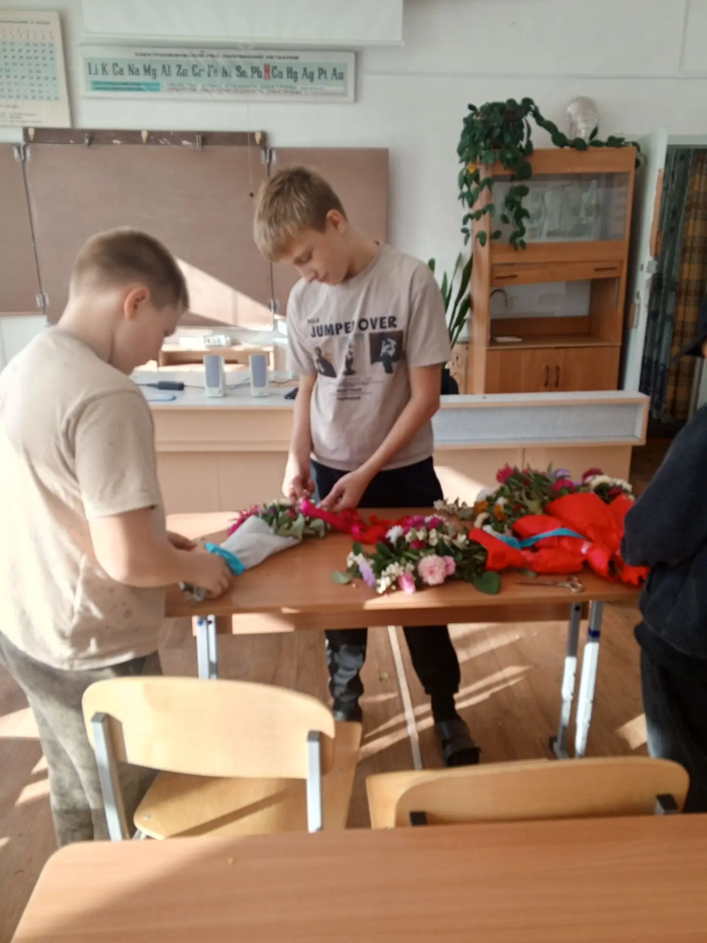 В рамках месячника пожилого человека ребята из объединения "Экология и ЗОЖ" Васильчуков...