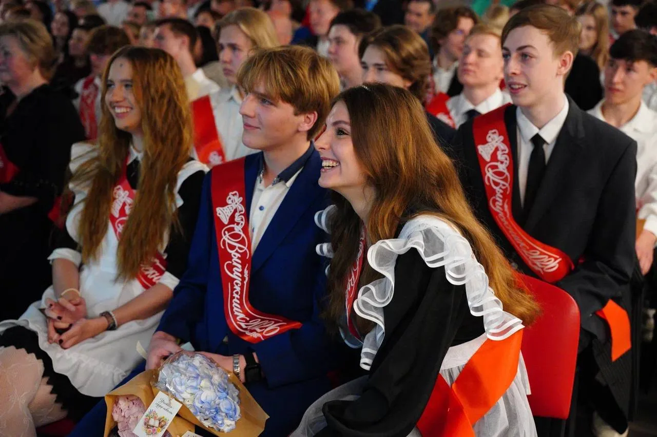 🛎Последние звонки прозвенели для троицких школьников  В нынешнем году образовательные учреждения рай