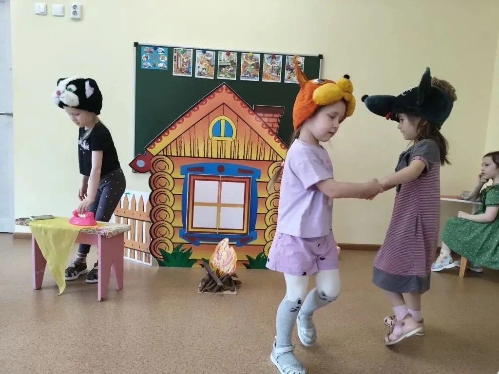 Дети средней группы обыграли сюжетно-ролевую игру  "Загорелся кошкин дом"- это интеракт...