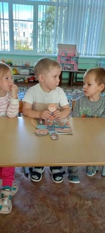 Сегодня в средней группе № 1 говорили  о самом главном - о семье! Ребята играли в дидак...