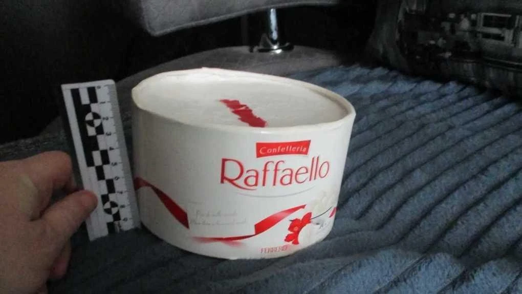 😱 Вместо тысячи слов: омич украл огромную сумму из коробки Rafaello
