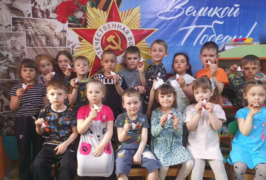 В преддверии Дня Победы старшая группа «Почемучки» приняла участие в патриотической акц...