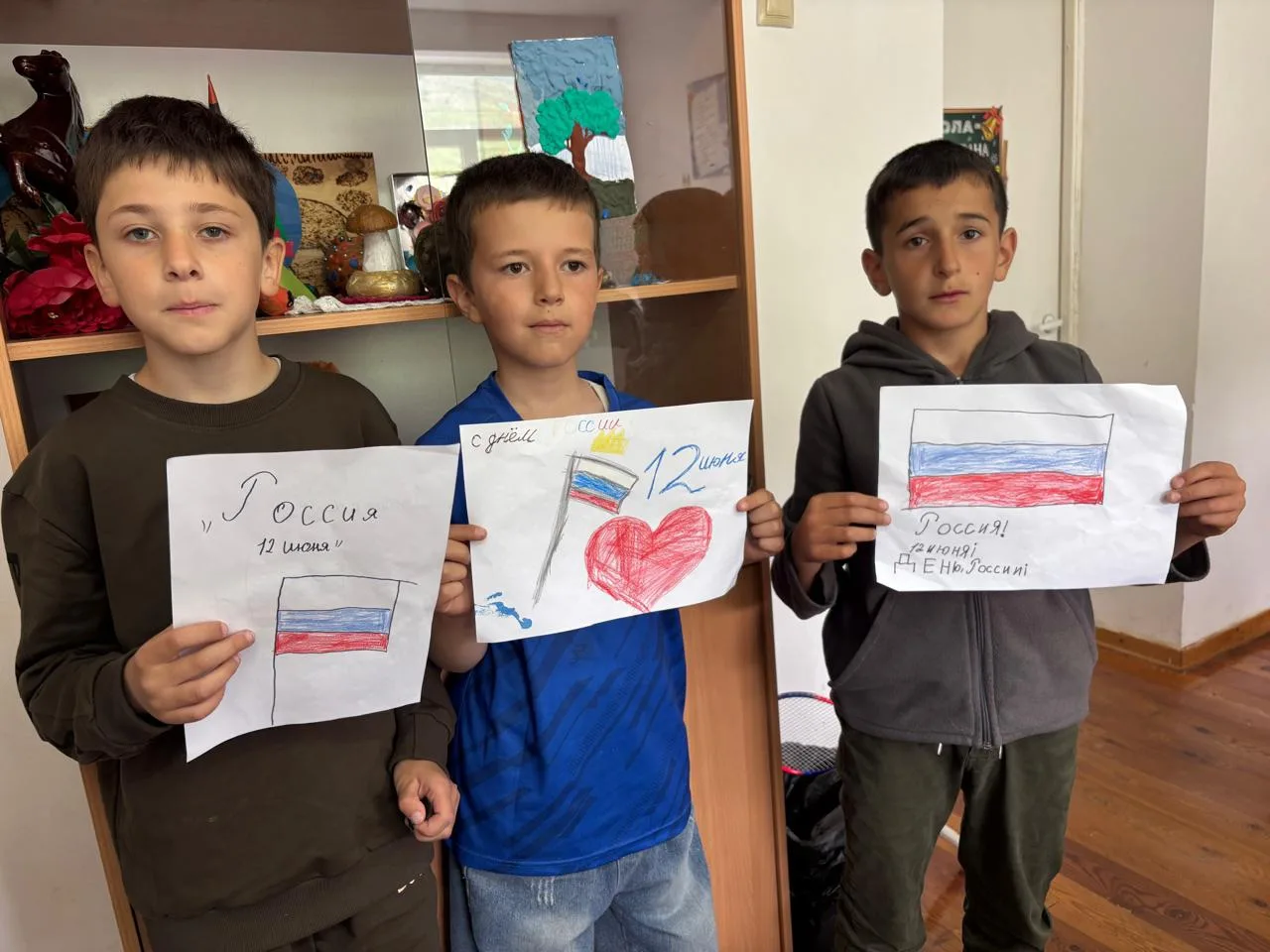 Рисунки и аппликации под руководством вожатых Марьям Гаджиалиевны и Аразгай Исаевны