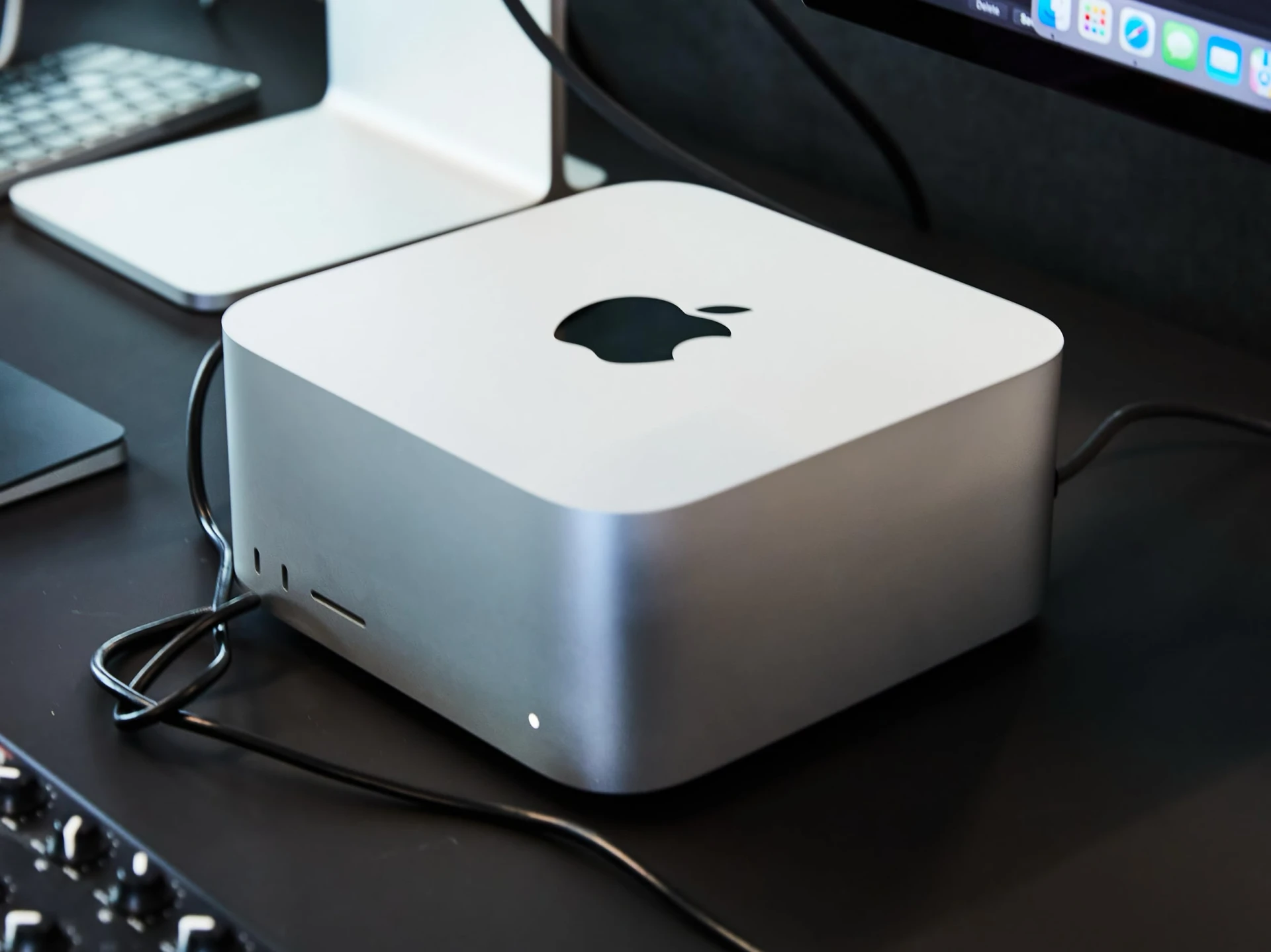 Apple разрабатывает ИИ-серверы с чипами M8 Ultra, чтобы продавать их другим компаниям
