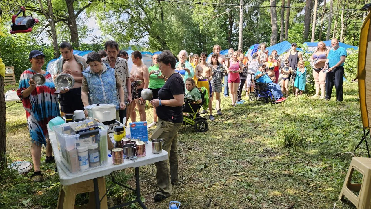 Очередь с мисками на обед 😋