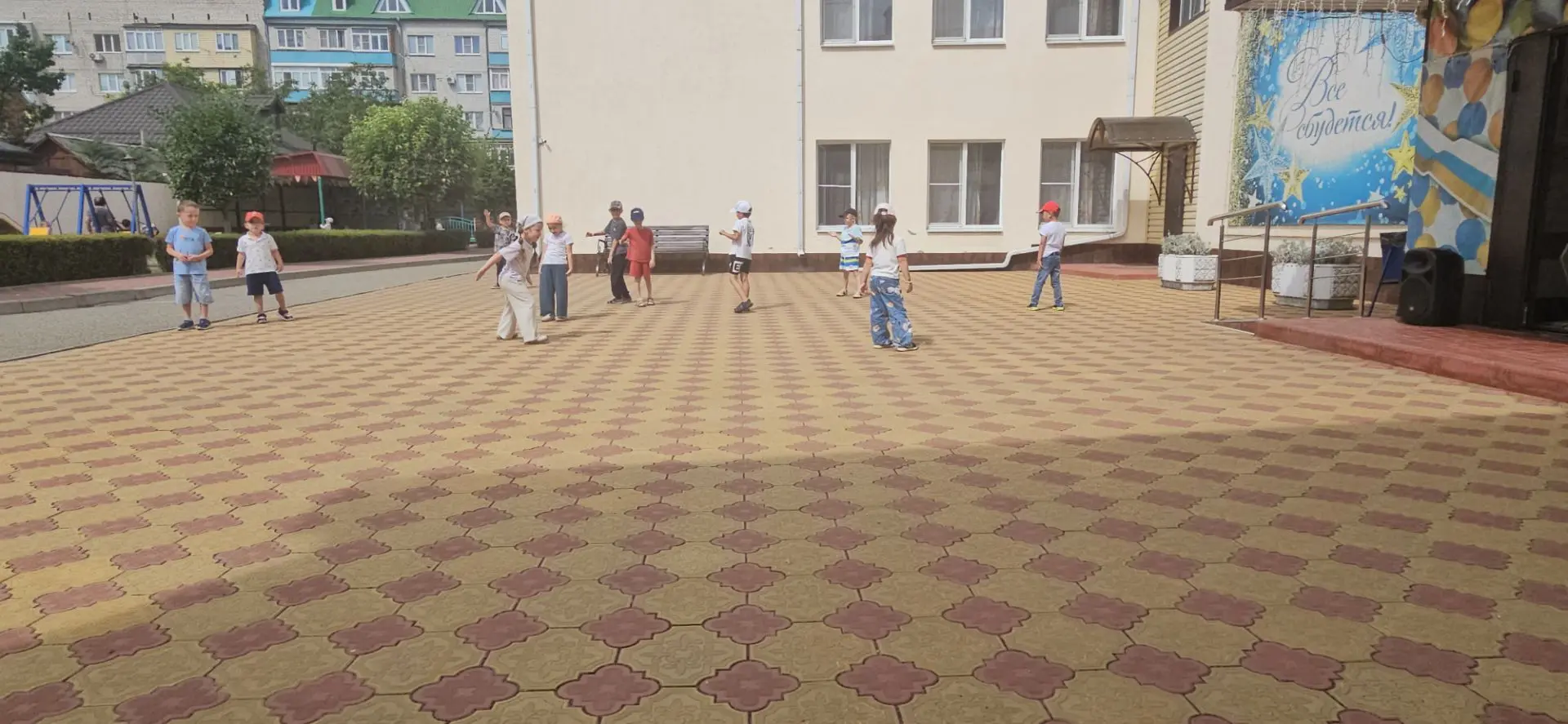 Физкультурное занятие в старшей группе на свежем воздухе, где дети с удовольствием и с ...
