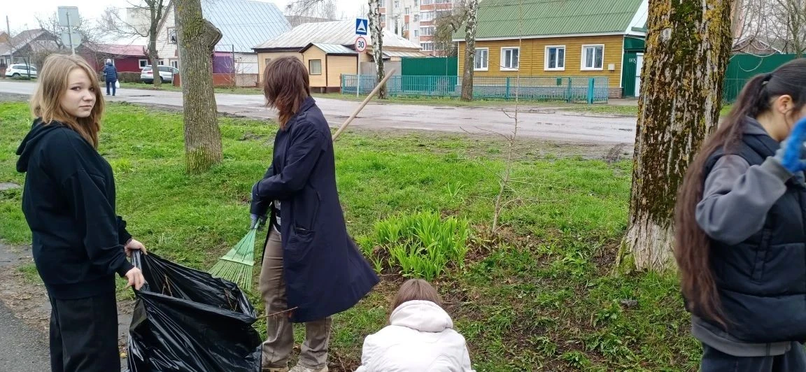 Природа пробуждается от зимнего сна. Распустились первоцветы, набухли почки на ветках деревьев. Учащ