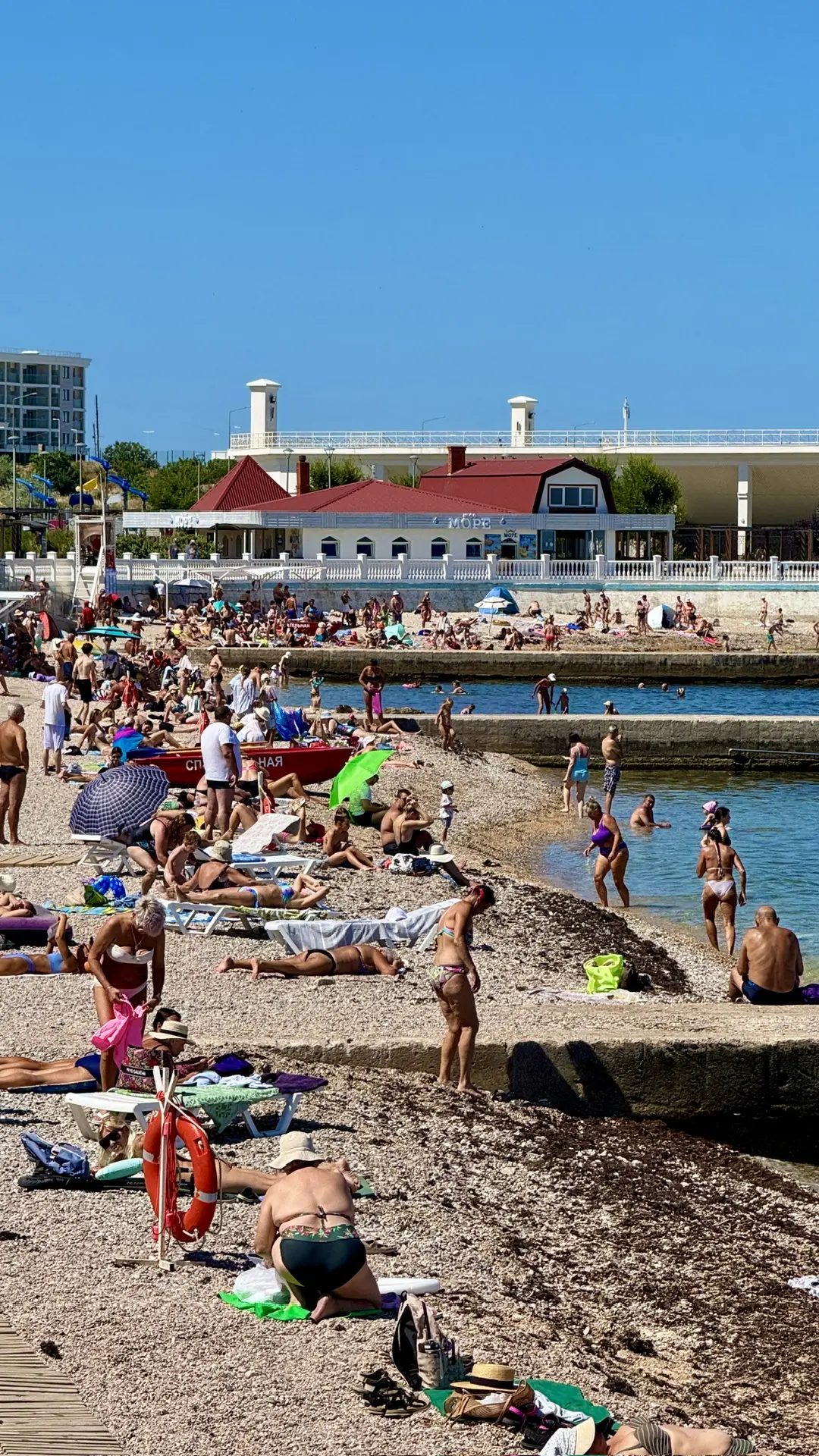 Летняя атмосфера на пляже парка Победы в Севастополе 🏖️