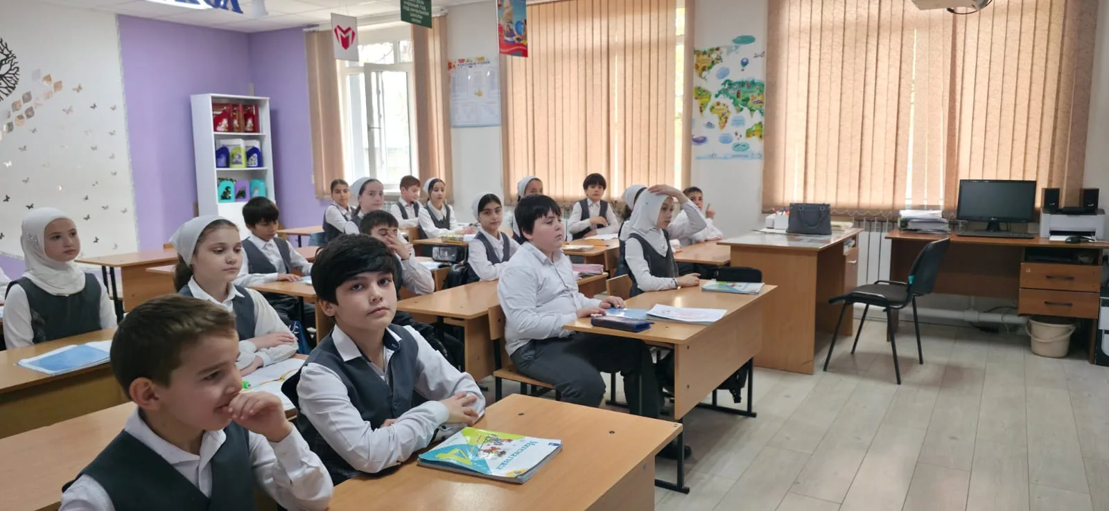Классный час, посвященный  Празднику весны и труда провела в 4 Б классе Косумова Л.С.. Май - последн