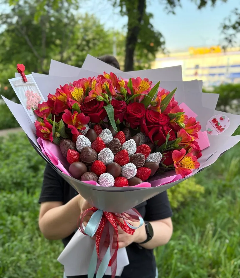 Весна уже живет в сердцах 💖 как и наши букетики😍 цветы и свежая клубника 🍓Отличное сочетание вкус