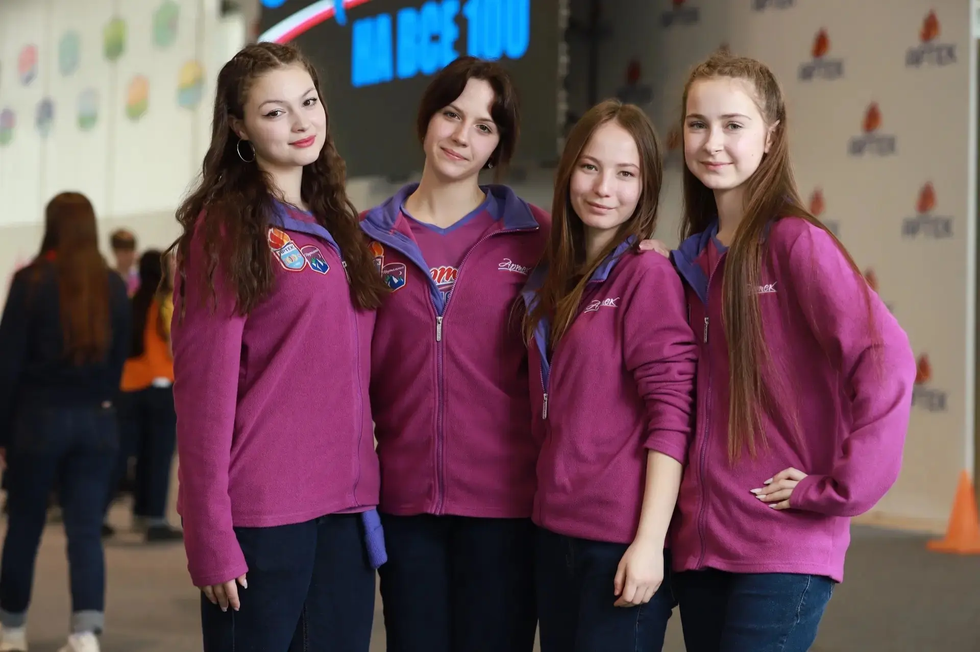 «АРТЕК» УЧИТ МЕЧТАТЬ И ДЕЙСТВОВАТЬ, ВЕРИТЬ В СЕБЯ И ИДТИ ВПЕРЕД» 🌟🌟🌟  Ученицы 10 «Б» и 11 «Б» классо
