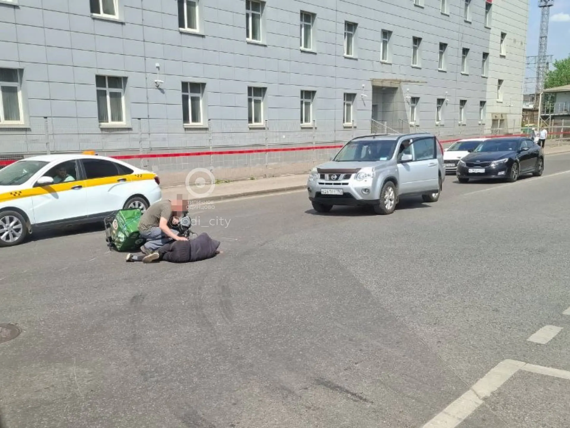 🚘 Недалеко от ТЦ «Союзный» в 8-м микрорайоне курьер на СИМ столкнулся с легковушкой  Подписаться на 