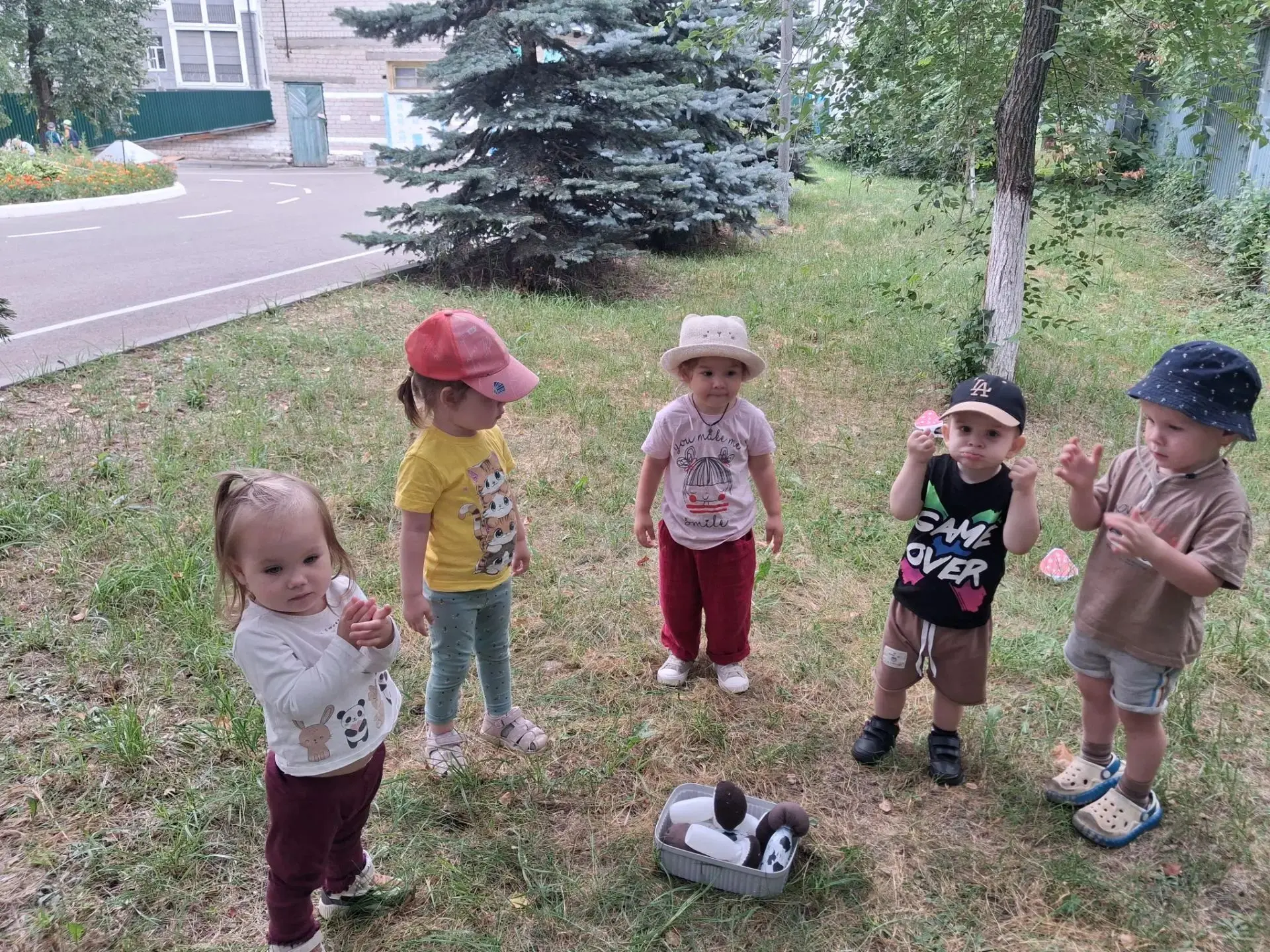 📅 15 июля
🌲 Тема дня: «Безопасность в лесу» (ясельная группа)
Сегодня малыши познакомились с прави