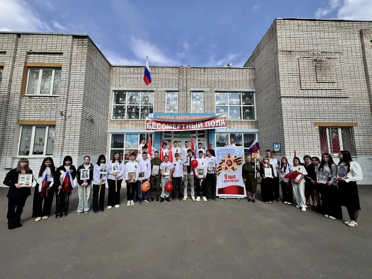 🕊️«В одном строю с героями: Бессмертный полк Школы Nº15🕊️  Сегодня во втором корпусе нашей школы про